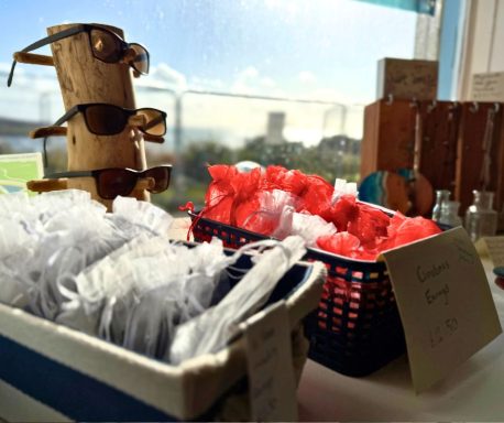 Selection of hyper-allergenic jewellery